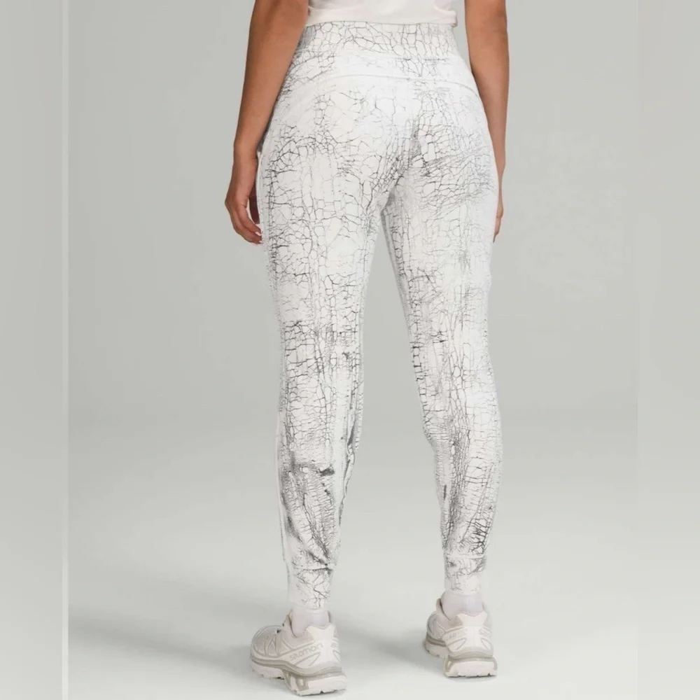 Lululemon Women's Sz 10 Warm Down Jogger Pants 7/8 Length Thread Dye White Black